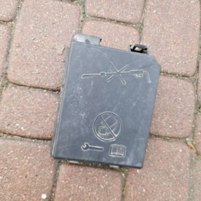 Obudowa osłona pokrywa bezpieczników górna Opel Corsa E 13430533