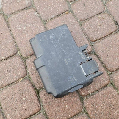 Obudowa osłona bezpieczników pokrywa Opel Corsa E 525230582