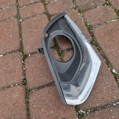 Kratka zderzaka przedniego przód chrom lewa halogenu Opel Corsa E 13399275