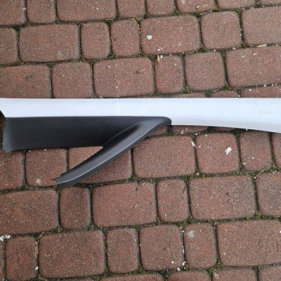 Obudowa osłona słupka przód przednia prawa szyby Opel Corsa E 39009724