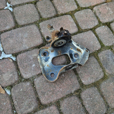 Uchwyt wspornik mocowanie belki zawieszenia oś ośki tył lewy Opel Corsa E