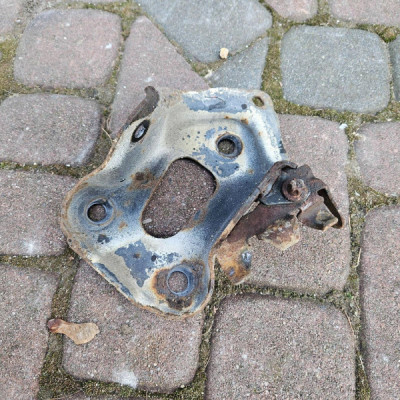 Uchwyt wspornik mocowanie belki zawieszenia oś ośki tył prawa Opel Corsa E