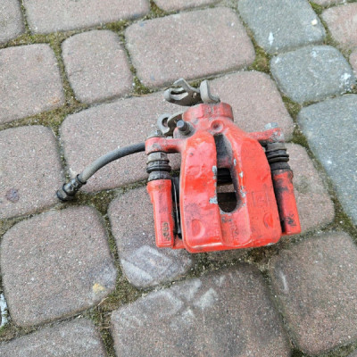 Zacisk tył tylny hamulca hamulcowy jażmo lewy Opel Corsa E