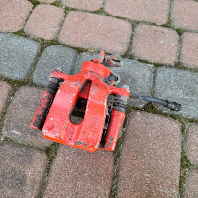 Zacisk tył tylny hamulca hamulcowy jażmo prawy Opel Corsa E