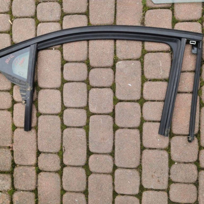 Szyba drzwi tył tylnych prawa jasna 2022R Opel Mokka B 9841995180