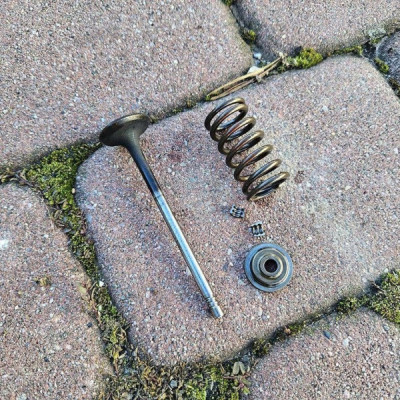 Zawór wydechowy szklanka + sprężyna + Zabezpieczenie Opel Corsa E B14XER