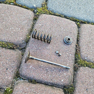 Zawór ssący szklanka + sprężyna + Zabezpieczenie Opel Corsa E B14XER