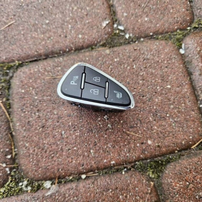 Przełącznik zamykania otwierania podgrzewania foteli Opel Corsa E 13363831