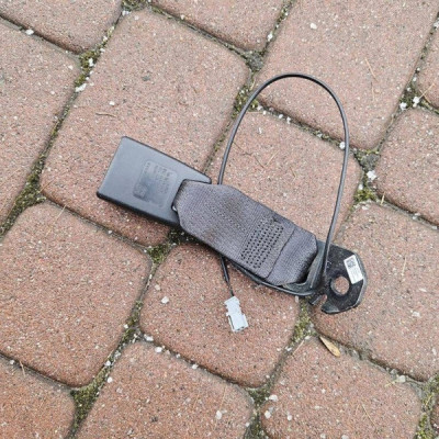 Klamra zapinka pasa pasów tył tylna kanapy Opel Corsa E 13427758