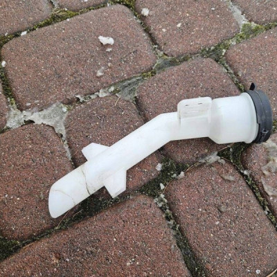 Rurka wlewu zbiorniczka spryskiwaczy płynu Opel Corsa E 13432737
