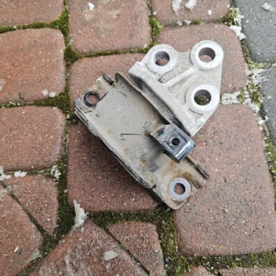 Poduszka łapa silnika 1.2 1.4 Opel Corsa E 55700655