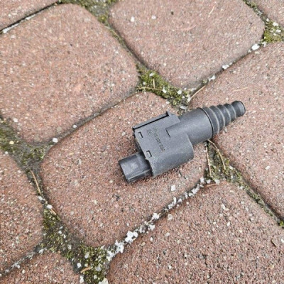 Czujnik krańcowy zamkniecie maski Adam Meriva B Opel Corsa E 13325686