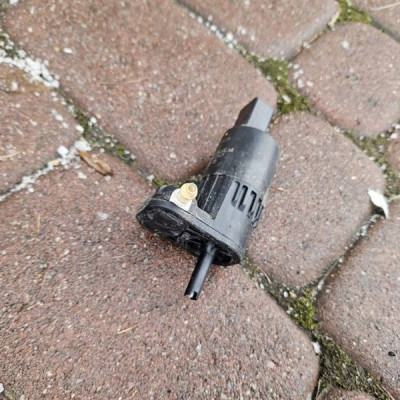 Pompka zbiorniczka spryskiwaczy Astra K Astra J Zafir Opel Corsa E 13349273