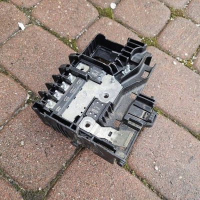 Klema czujnik skrzynka bezpieczników akumulatora BH Opel Corsa E 13491093