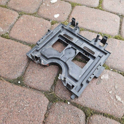 Uchwyt mocowanie wspornik komputera silnika - posiada Opel Corsa E 13367565