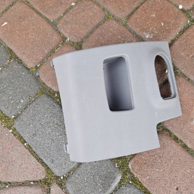 Obudowa osłona deski schowka kolor szary Opel Corsa E 13471360