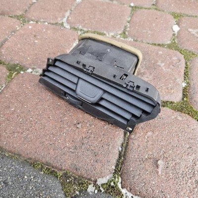 Kratka nawiewu nadmuchu deski konsoli lewa Opel Corsa E 13377947