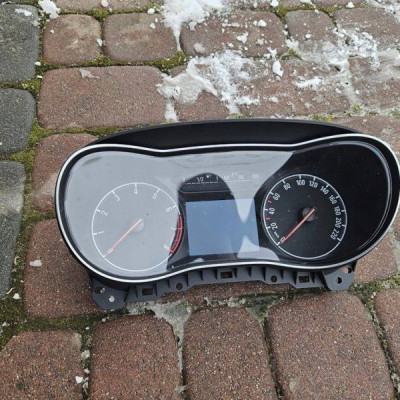 Licznik zegary benzyna 1.4 Turbo Opel Corsa E 13499779