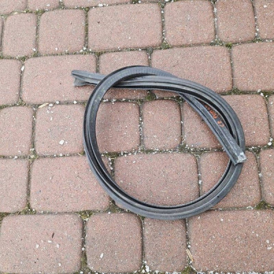 Uszczelka komory silnika podszybia Opel Corsa E 13434165