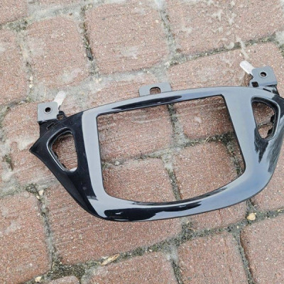Obudowa osłona radia deski konsoli wyświetlacza Opel Corsa E 13471358