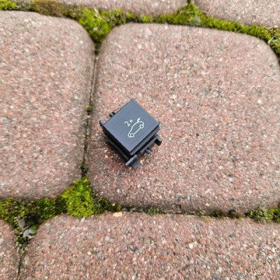 Osłona obudowa przełącznika otwierania bagażnika Opel Astra L VI