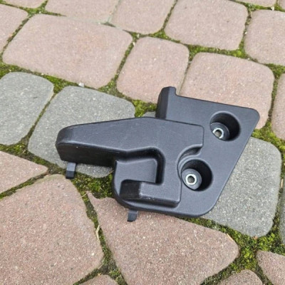 Uchwyt mocowanie wspornik bagażnika dywany półki Opel Mokka B 9835878980