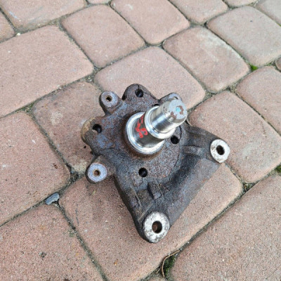 Trzpień piasty uchwyt mocowanie piasty tył lewy Opel Corsa E 082L