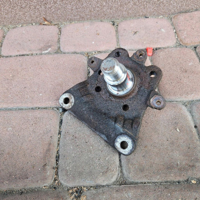 Trzpień piasty uchwyt mocowanie piasty tył prawy Opel Corsa E 083R