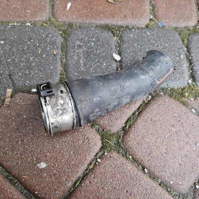 Spinka rury intercoolera zabezpieczenie 1.3D 1.4T Opel Corsa E 13439991