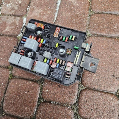 Skrzynka bezpieczników moduł BSI Opel Corsa E 13451889