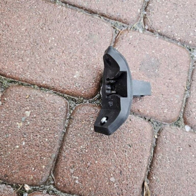 Obudowa osłona rygla zamka wlewu paliwa Opel Corsa E 13202396