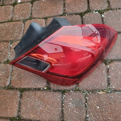 Lampa tył tylna prawa werjsa 3 Drzwi EUROPA Opel Corsa E 13428456
