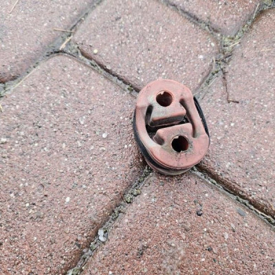 Uchwyt mocowanie wspornik wieszak wydechu Adam Opel Corsa E F951810