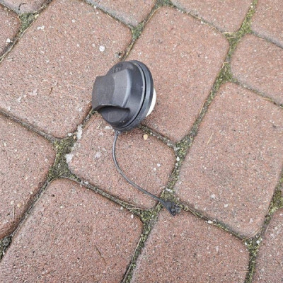 Korek wlewu paliwa zakrętka benzyna Corsa D Adam Opel Corsa E 13228892