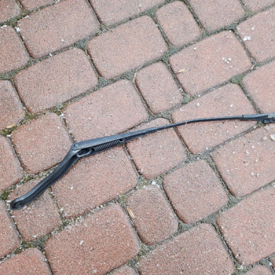 Ramie uchwyt wycieraczki EUROPA lewe Corsa D Opel Corsa E 13284136