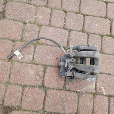 Zacisk tył tylny lewy zaciskowy jażmo 4x4 Opel Insignia B