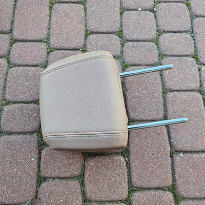 Zagłówek fotela przód przedniego brązowy - czerwona NIC Opel Insignia B