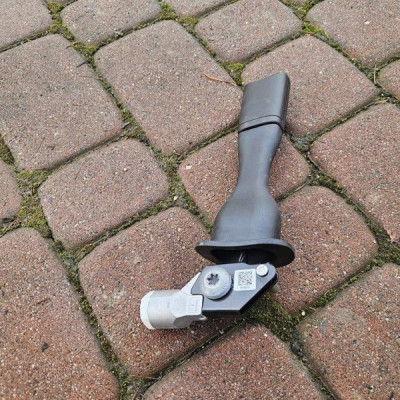 Uchwyt mocowanie zapinka pasa prawy przód Opel Insignia B 39135311