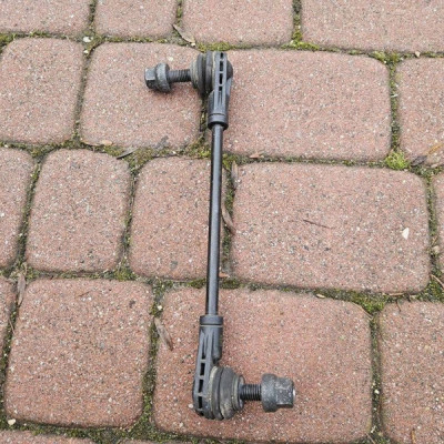 Łącznik stabilizatora drążek lewy zawieszenia Opel Insignia B 84077102