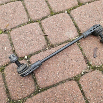 Łącznik stabilizatora drążek prawy zawieszenia Opel Insignia B 84077103