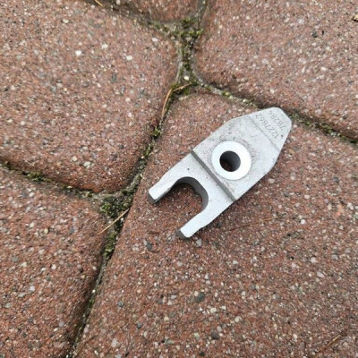 Uchwyt mocowanie wspornik wtrysku stopka 2.0D Opel Insignia B 1227862