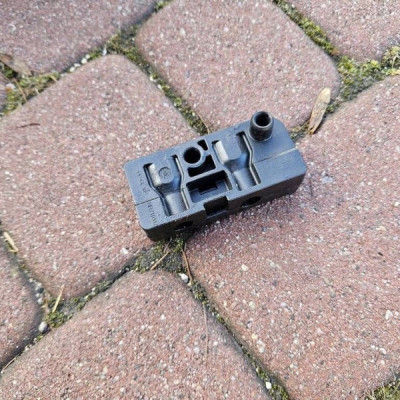 Uchwyt mocowanie przewodów chłodnic automat Opel Insignia B HR712002