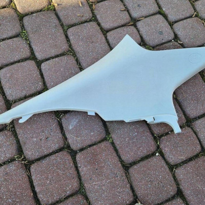 Obudowa osłona słupka bagażnika Sedan krem Toyota Corolla E210 E21 304383