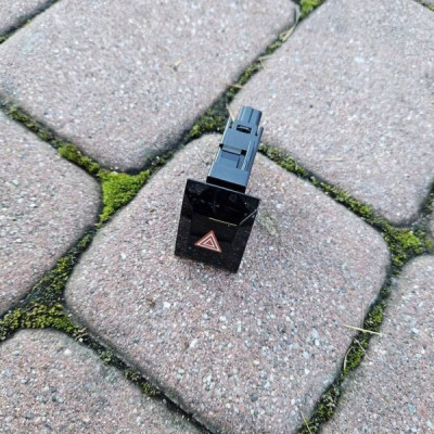 Przycisk przełącznik awaryjnych Toyota Corolla E210 E21 15F448