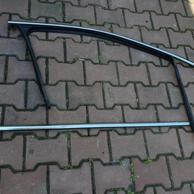 Uszczelka chrom zgarniacz prawy przód Passat B