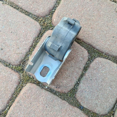 Mocowanie wieszak tłumika Renault Clio 206516364R