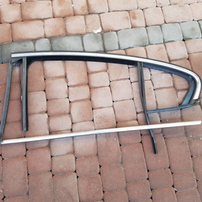 Uszczelka zgarniacz Opel Insignia Sedan Hatchback