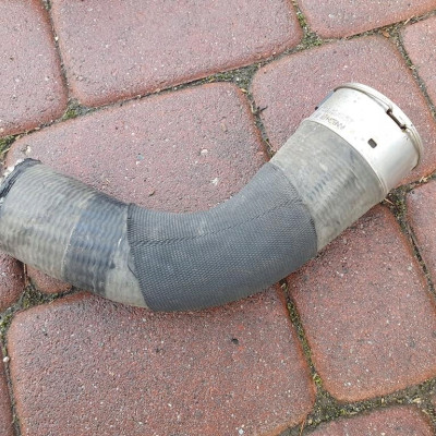 Spinka zapinka intercoolera rura Opel Corsa D