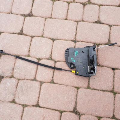 Zamek drzwi lewy tył Opel Astra K V 13596953