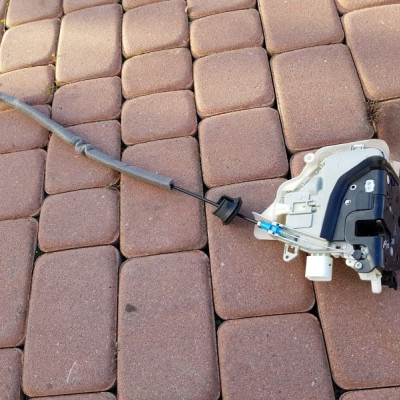 Zamek drzwi prawy przód Audi Q3 2017r 8J2837016E